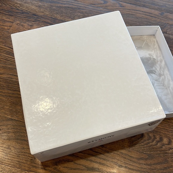 Moncler white shoe box - Picture 13 of 13